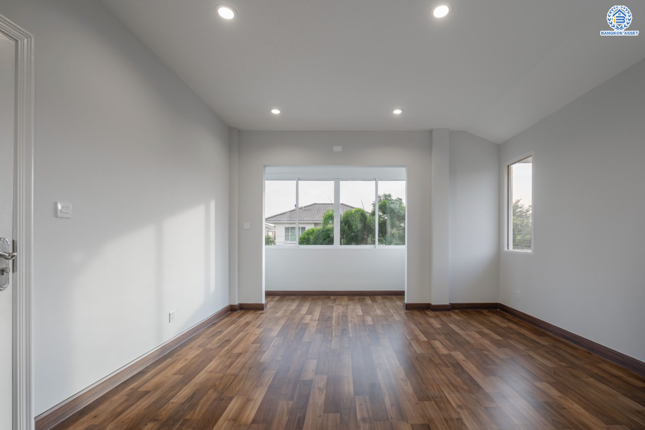 บ้านมือสองตกแต่งใหม่ ม.มัณฑนา นครอินทร์-พระราม5 หลังมุม เนื้อที่กว่า 57 ตร.ว. ฟังก์ชันจัดเต็ม 3 ห้องนอน 2 ห้องน้ำ จอดรถได้ 1 คัน พร้อม Living Room รองรับทุกความสุข ทำเลเดินทางสะดวก ใกล้ทางด่วน "ศรีรัช" และรถไฟฟ้า "สถานีบางรักใหญ่"